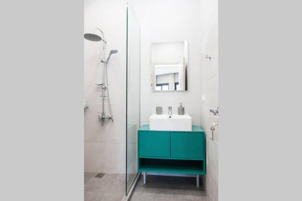 E Spacious Cornered Brand New Studio Apartment E أثينا المظهر الخارجي الصورة